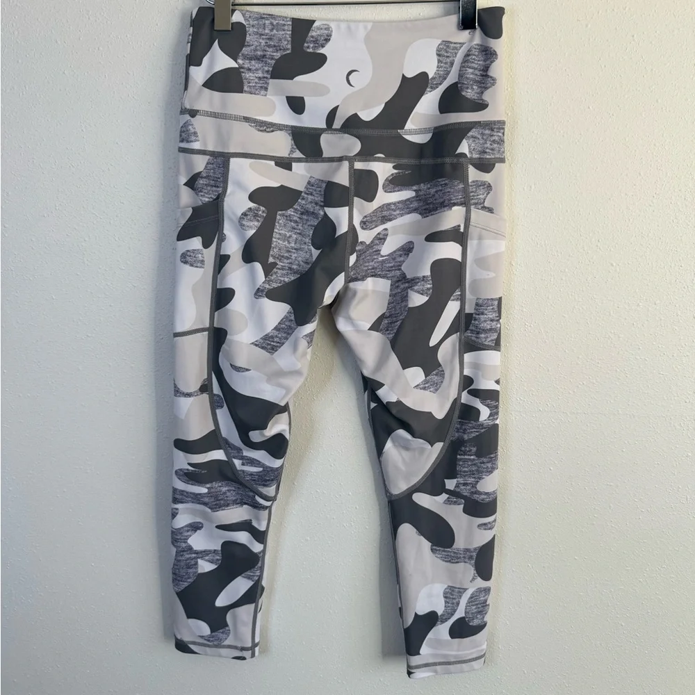 Zyia Active Camo High Rise Leggings 6-8 Athletic Workout - Picture 5 of 9